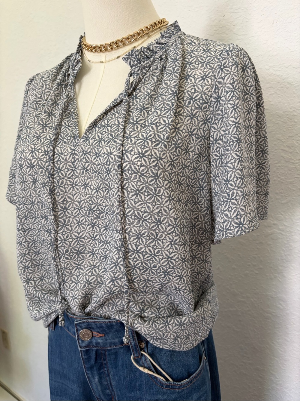 LOFT Gray-White Geometric Short-Sleeve Blouse